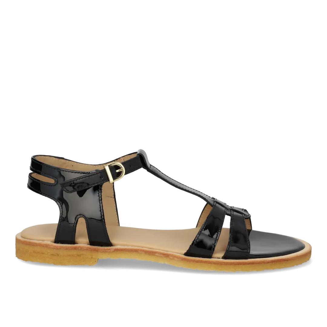 Feminine sandal with strap design