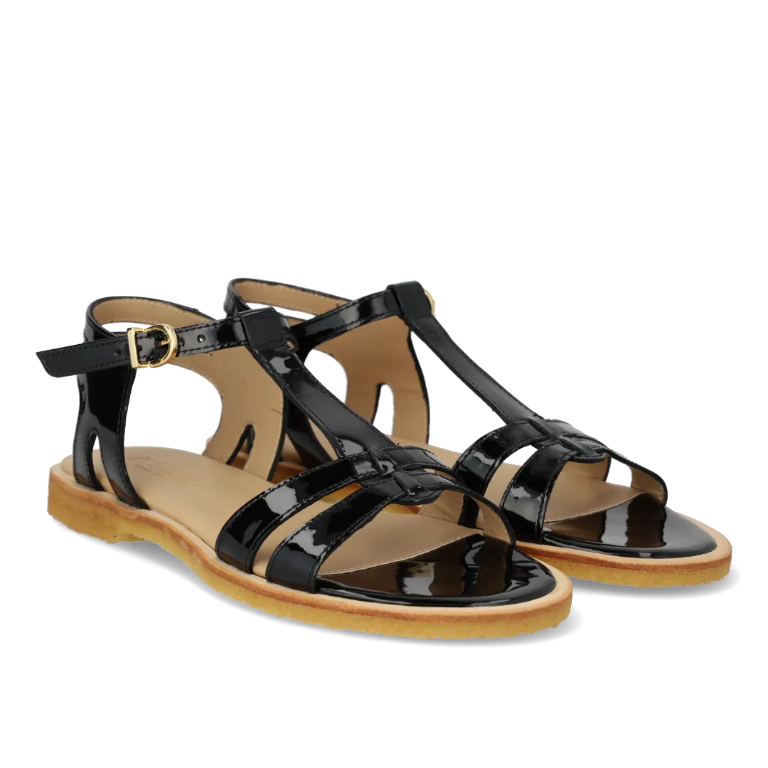 Feminine sandal with strap design