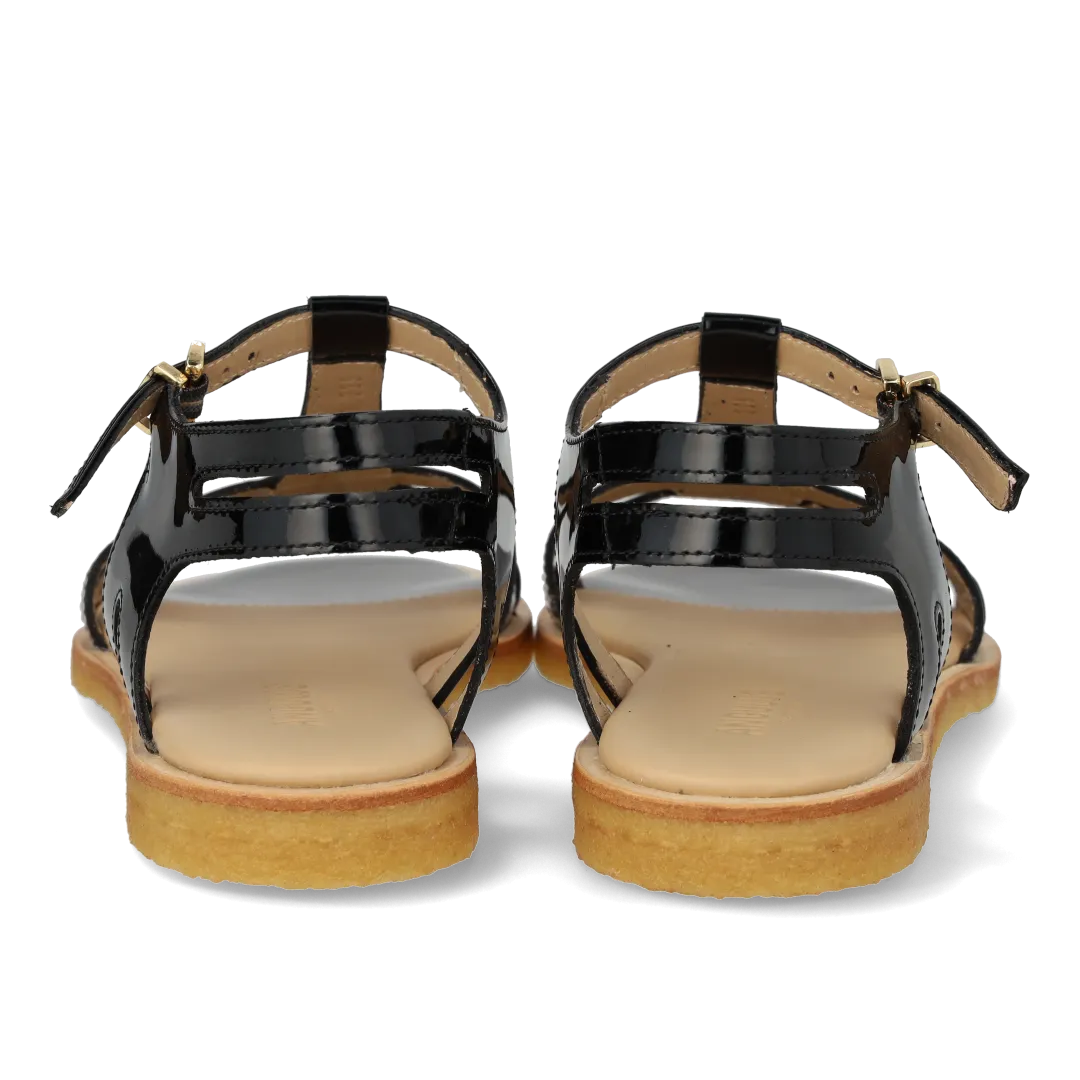 Feminine sandal with strap design