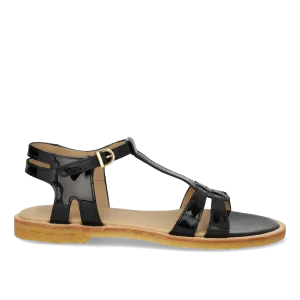 Feminine sandal with strap design