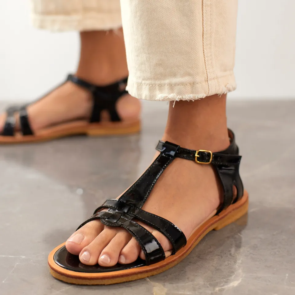 Feminine sandal with strap design