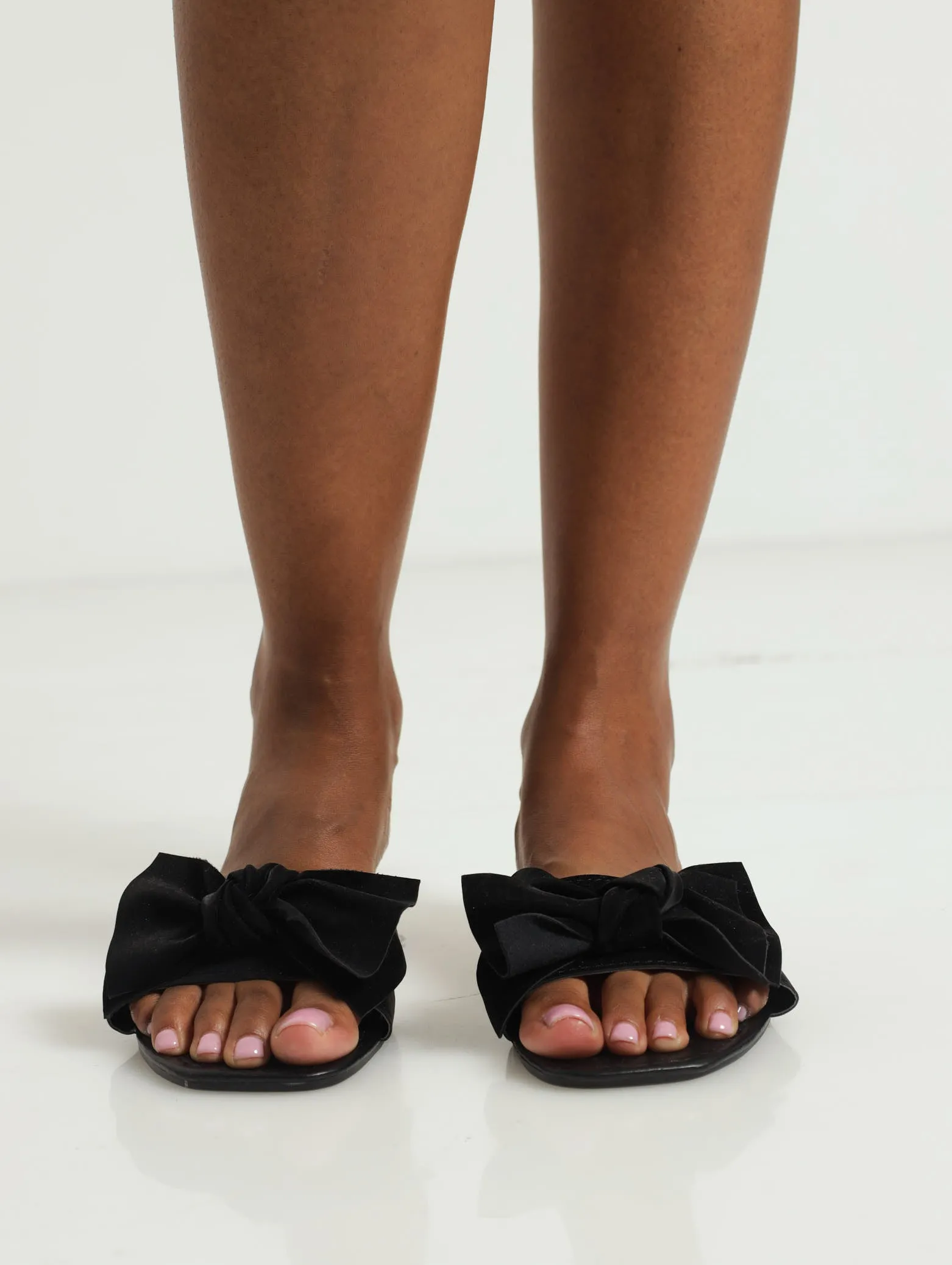 Flat One Strap Bow Push In Mule Sandal - Black